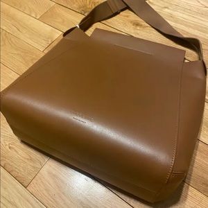 Sold on V*nted 🙏 BNWT Everlane “The Form” Leather Shoulder + Crossbody Bag